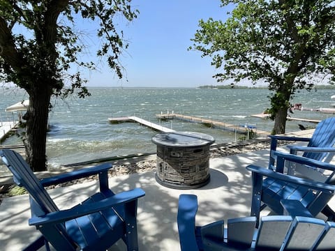 Lakefront Summer Cottage