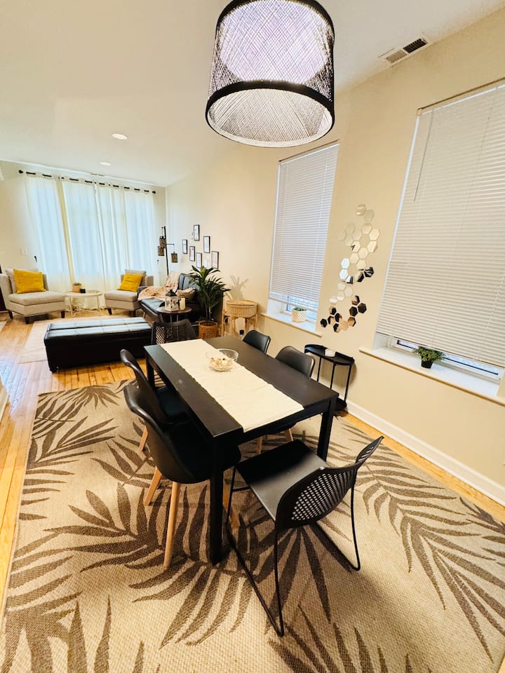 Spacious 1br | 1 Garage Parking | Nightlife Nearby - Chicago, IL