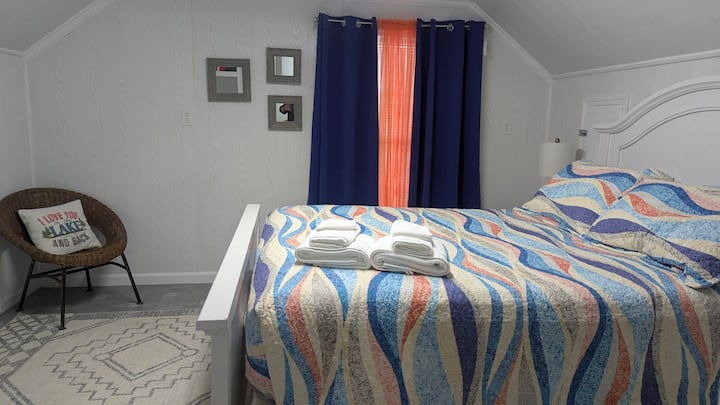 Cama queen confortável e privada com cortinas black out para uma ótima noite de sono