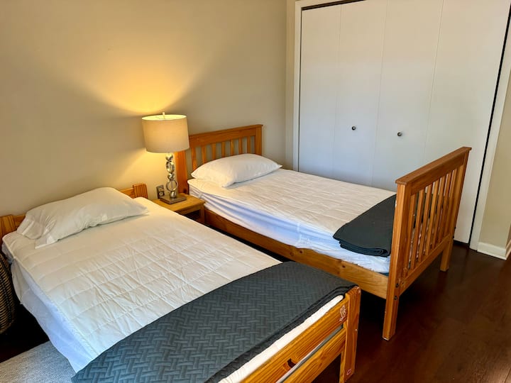 **Funkcionalni ormar **: prostrani ormar nudi dovoljno prostora za odlaganje vaših stvari.