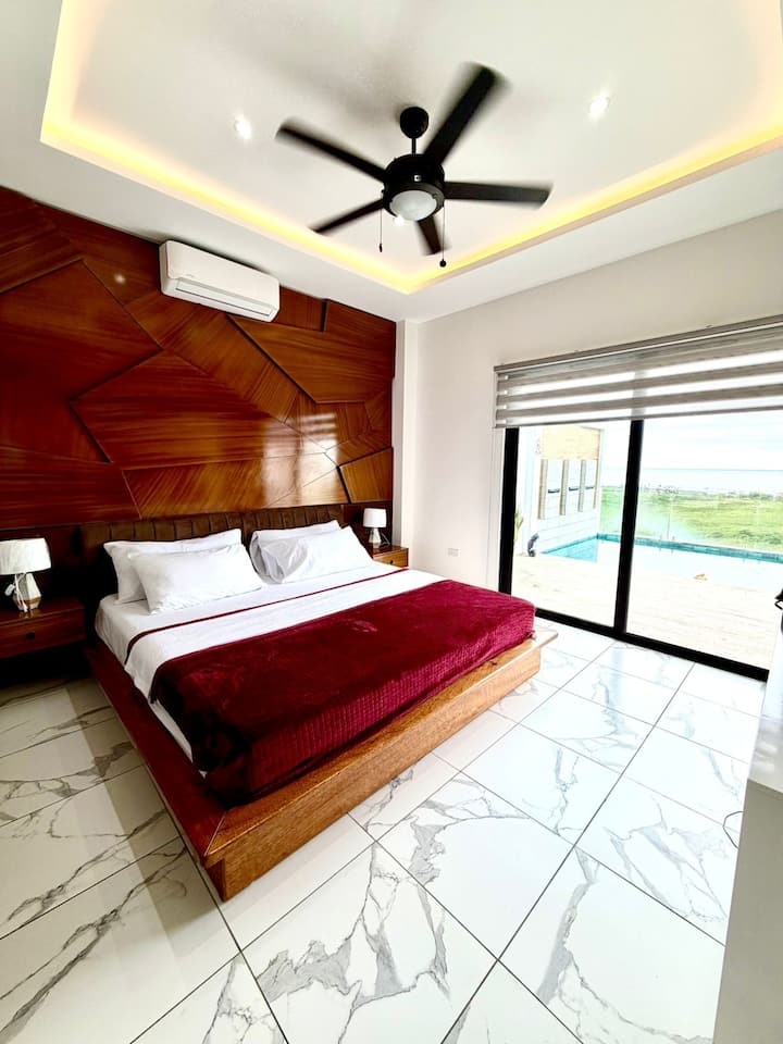 这间客房位于一楼，配有一张加大双人床和全功能卫生间，可直接通往泳池 