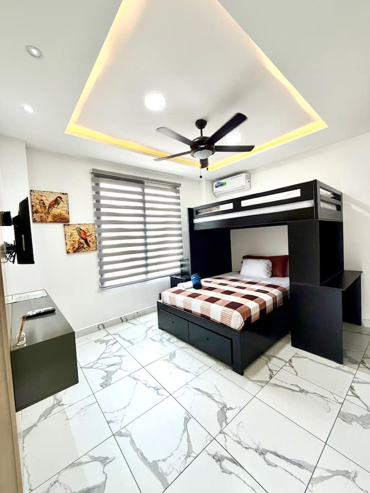 房间位于一楼，楼下有一张双人床，上层有一张单人床和一张半床，配备全功能卫生间