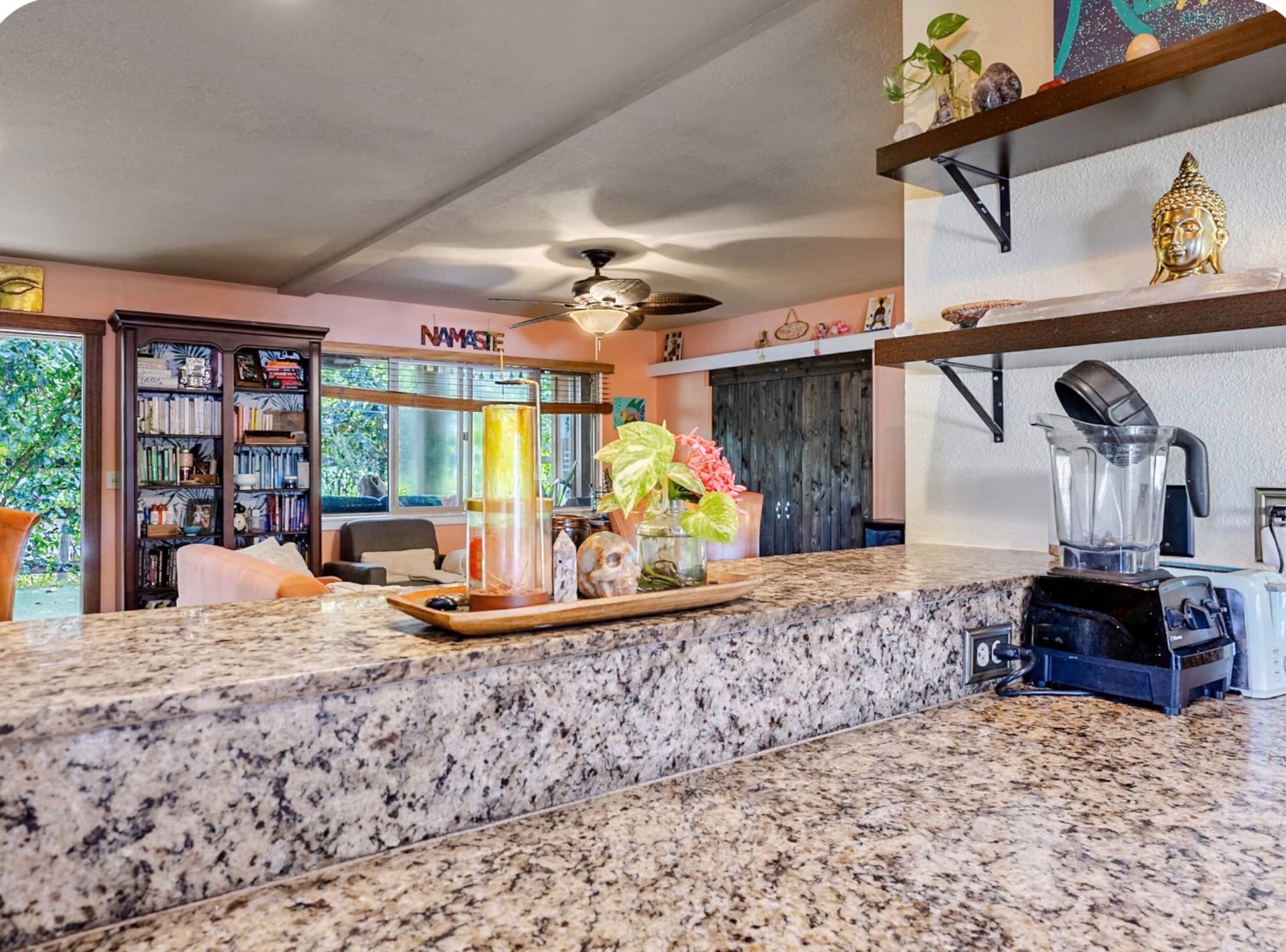 Home in Kailua-Kona · ★4.96 · 1 bedroom · 1 bed · 1.5 shared baths - Image 7