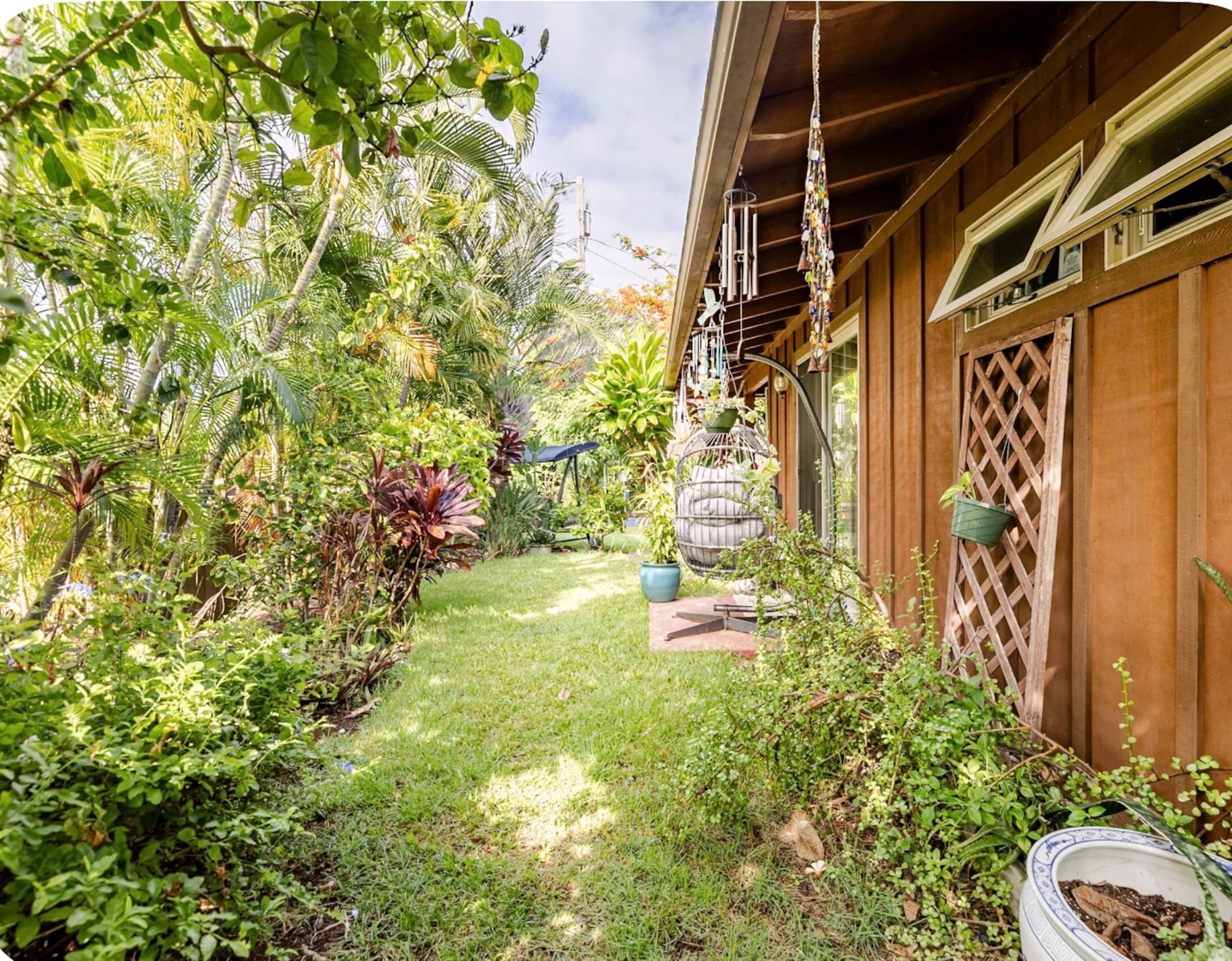 Home in Kailua-Kona · ★4.96 · 1 bedroom · 1 bed · 1.5 shared baths - Image 22