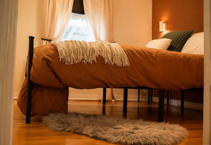 Bedroom 1 - Main floor