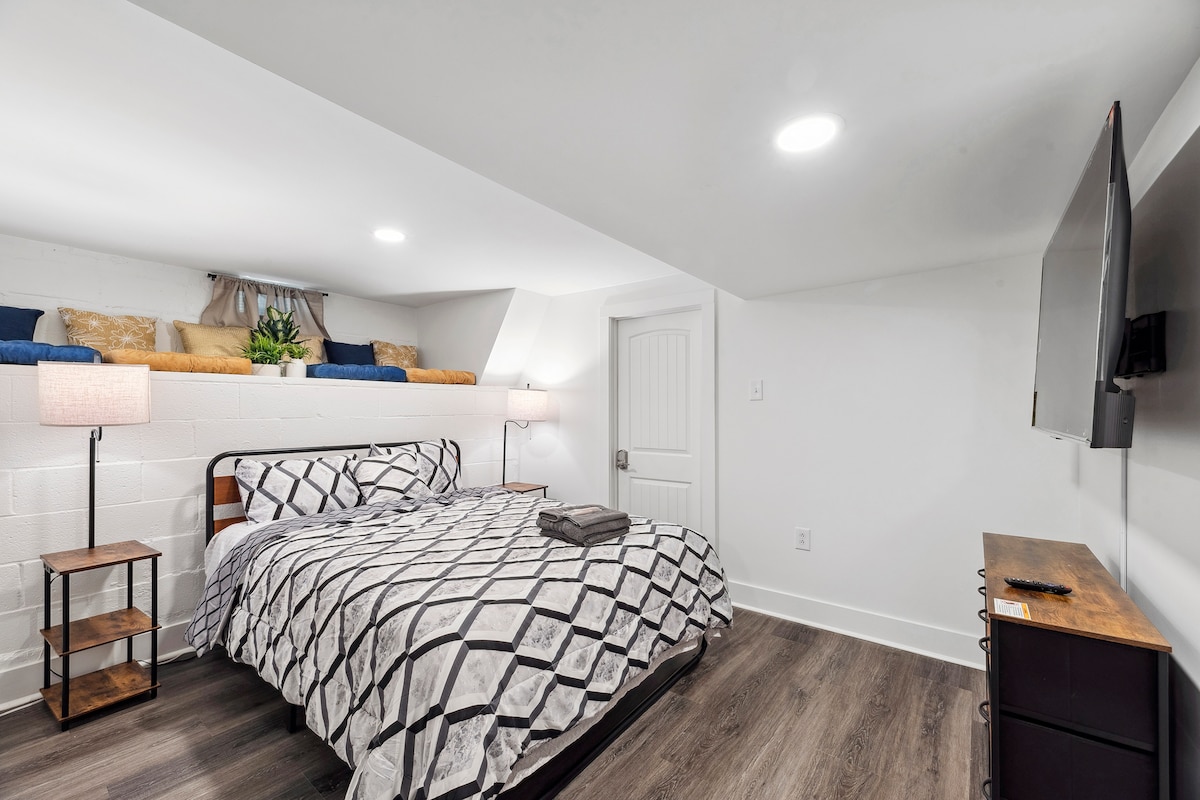 Shijo rehatinë e dhomës sonë të rehatshme me krevat dopio "queen", të kompletuar me një televizor inteligjent, shtroja të buta dhe një atmosferë relaksuese të përkryer për të parë shfaqjet e tua të preferuara dhe për t'u çlodhur pas një dite eksplorimi.