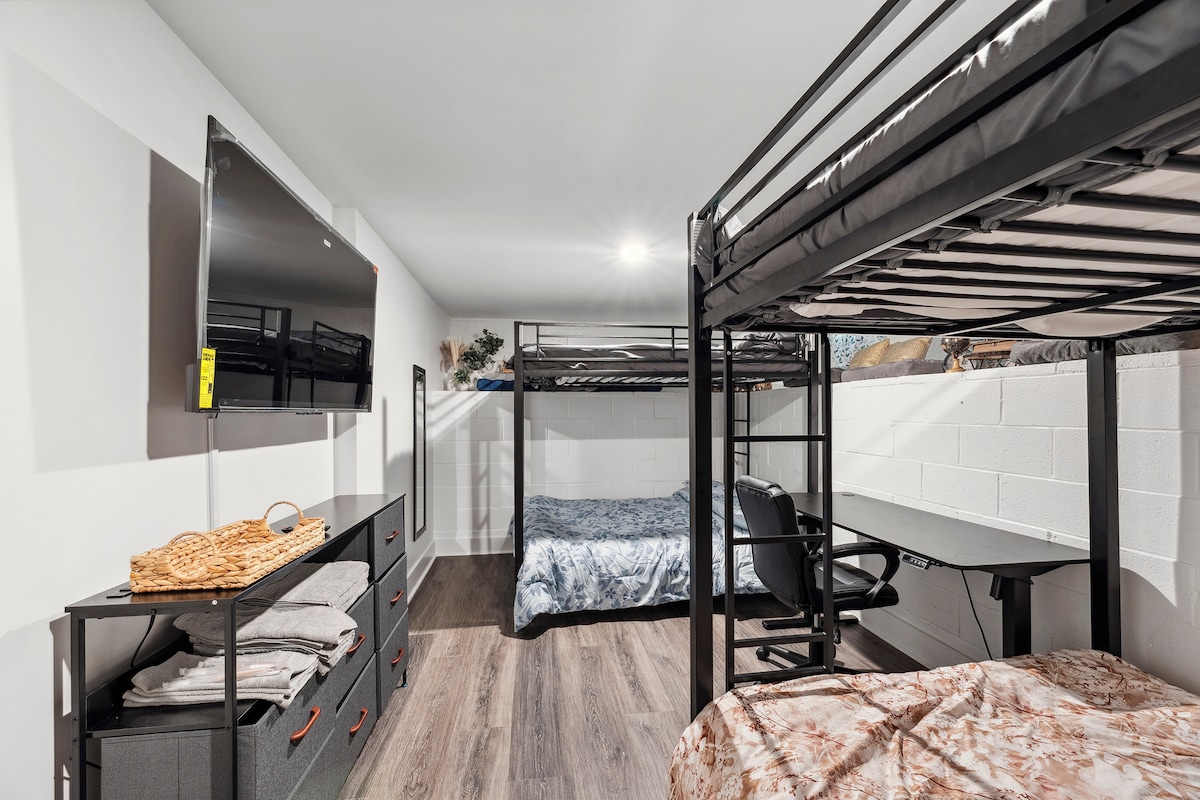 Dy krevate me katër krevate me madhësi të plotë për të akomoduar vizitorë shtesë, të kompletuara me një hapësirë pune të dedikuar dhe një televizor me ekran të madh.