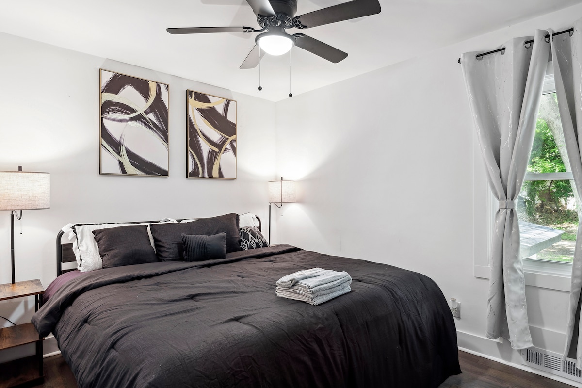 Çlodhu në dhomën tonë të qetë të gjumit, duke ofruar një hapësirë të thjeshtë por të qetë pushimi dhe të pajisur me një televizor inteligjent për nevojat e tua argëtuese.