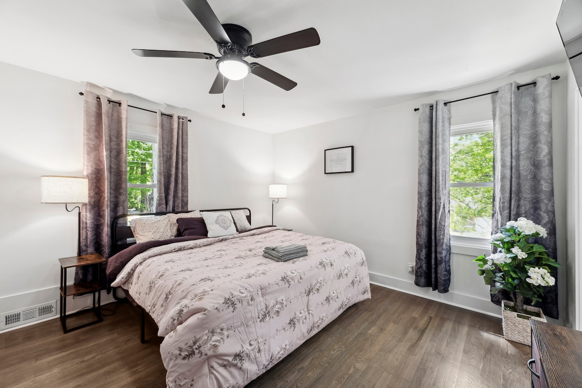 Dhoma jonë e gjumit elegante ka një krevat dopio "king", një pasqyrë elegante muri, një vazo dekorative me lule dhe një televizor inteligjent për argëtimin dhe çlodhjen tënde. Shijo një përzierje të rehatisë dhe dizajnit modern, e përkryer për një qëndrim të qetë.