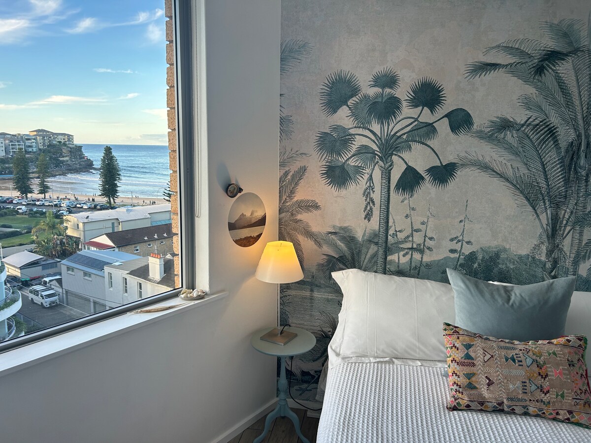 ห้องนอน 2 มีเตียงคู่และมีตู้เสื้อผ้าของตัวเองและเก้าอี้นอนที่สะดวกสบาย 