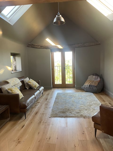 Top performing Airbnb: Orchard Barn at Newbound Farm. in Ashfield