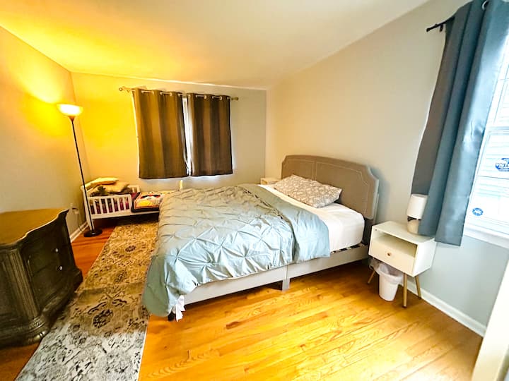 Naša druhá veľká spálňa s manželskou posteľou King je vybavená detskou posteľou. Tlmené svetlo a zatemňovacie závesy pomáhajú batoľatám uvoľniť sa po príliš vzrušujúcom dni v parku. 