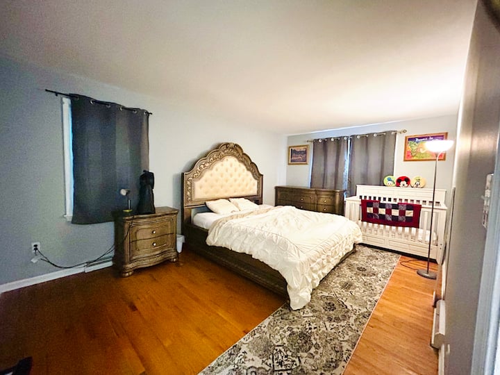 Veľká spálňa s kvalitnou manželskou posteľou veľkosti King a detskou postieľkou v plnej veľkosti. Dostatok miesta na pridanú detskú postieľku alebo nafukovací matrac. 