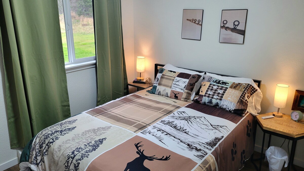 Veľká manželská posteľ s nabíjacími portmi.  Stojan na batožinu a úložný priestor na oblečenie.  Nabíjacie porty na nočných stolíkoch. 