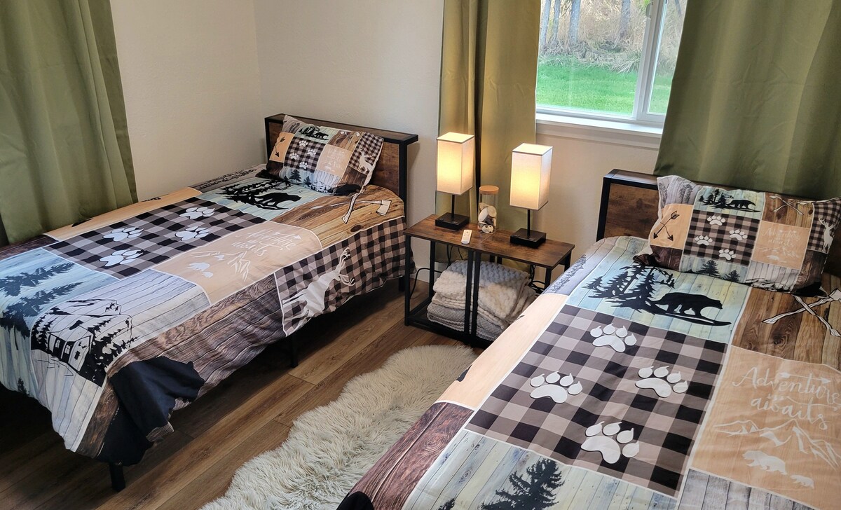 Druhá spálňa s oddelenými posteľami.  Dvojičky je možné na požiadanie pri rezervácii premeniť na manželskú posteľ.   Plyšové 12-palcové matrace.  