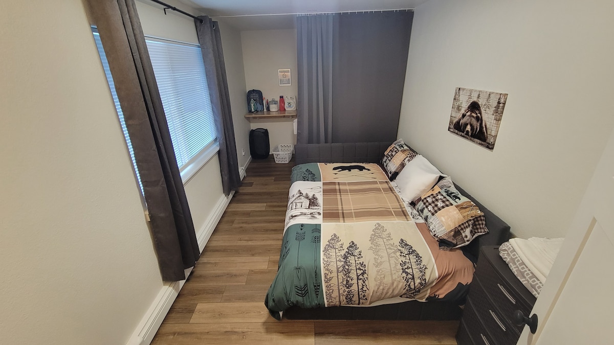 Den má manželskú posteľ a slúži ako spoločný priestor s práčovňou diskrétne rozdelenou priečkou.  Úložný priestor na knihy, hry a oblečenie.