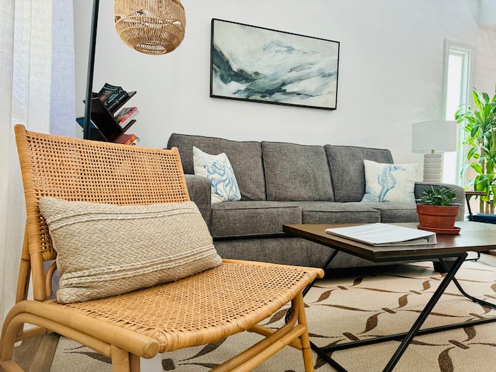 Walk To Beach / King Bed Loft/ Sleeps 4/ Parking - Fort Pierce