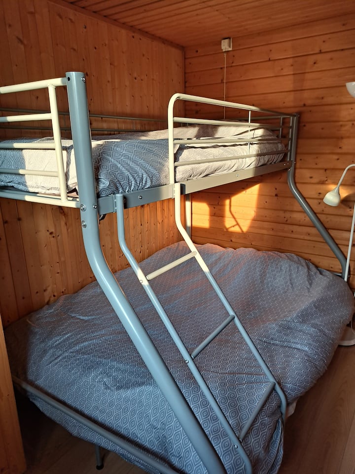 driepersoonsstapelbed onderaan: 140 x 200 en top 90 x 200 (max 90 kg boven)