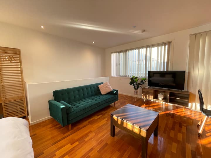 Edgewater Studio - Private & Spacious + King Bed - St Albans