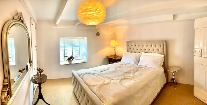 ห้องนอน 1 มีขนาดที่ดีมากมีเพดานคานและเตียงหุ้มเบาะขนาดคิงไซส์ที่สะดวกสบายตกแต่งด้วยผ้าปูที่นอนคุณภาพดีของเรา 