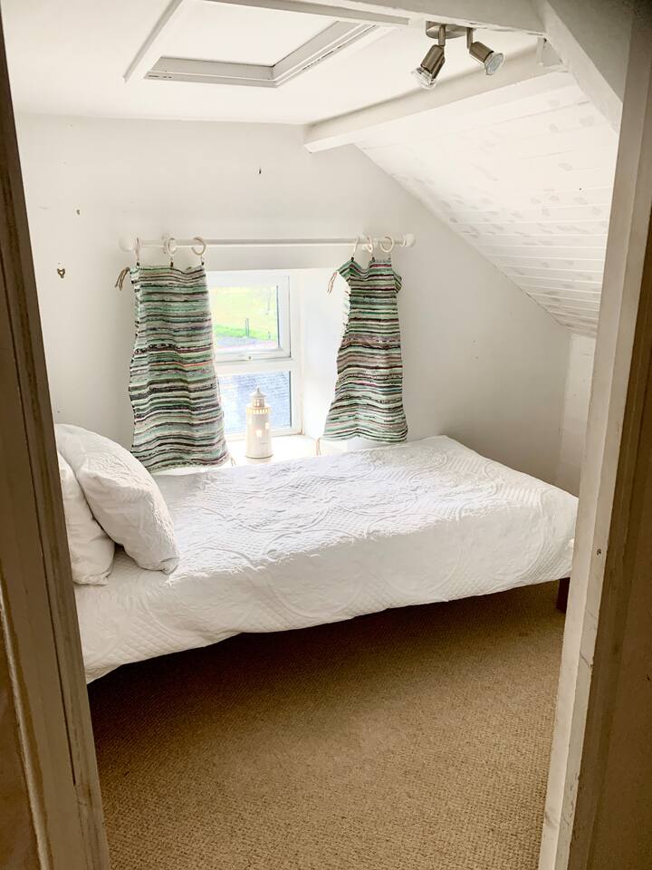 ห้องประภาคาร... ห้องนอน 3 มีเตียงเดี่ยวและให้ความรู้สึกริมชายฝั่งที่เงียบสงบ เหมาะสำหรับผู้ใหญ่หรือเด็ก!