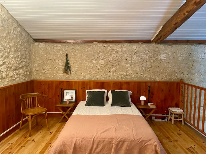 Овој простор за спиење се наоѓа на мезанинот со поглед на дневната соба.
Овој простор не е затворен 