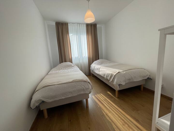 Ova je soba prava čahura udobnosti u kojoj je sve osmišljeno za dobrobit i opuštanje, stvarajući prostor koji je funkcionalan i ugodan.
Dva kreveta od 90 x 190 cm vrlo su udobna za okrepljujuću noć!
