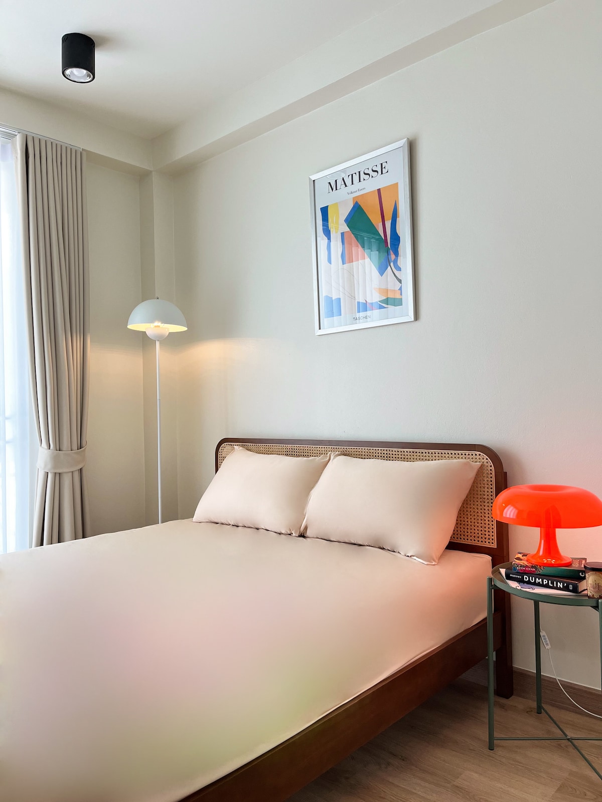 Брачен кревет (широк 150-179 см) за 2 лица. За дополнителен гостин можеме да обезбедиме дополнителен единечен кревет (широк 150-179 см) до брачниот кревет (широк 180-179 см).

Во оваа соба може да престојуваат до 4 лица. (1 брачен кревет (широк 150-179 см) + 2 единечни дополнителни кревета).