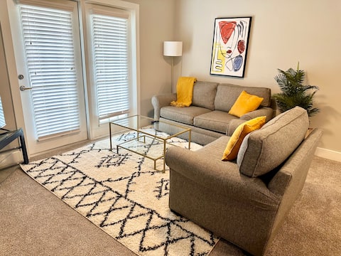 King Bed-Pool-24/7 Gym-Kitchen