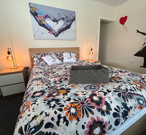 Serviced apartment; 82a UW