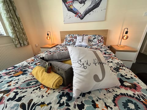 Serviced apartment; 82a UW