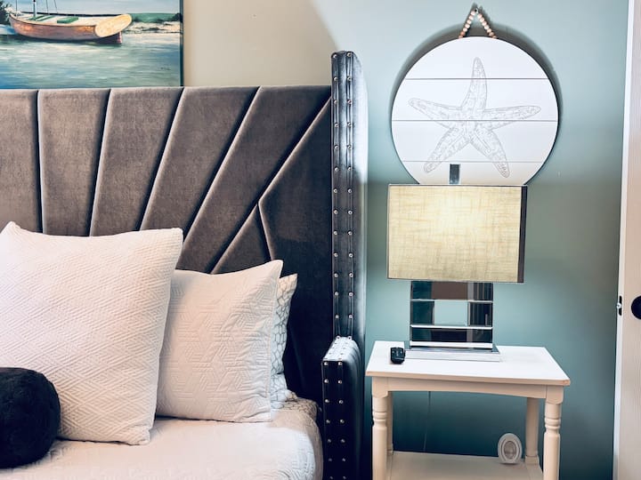 תיהנו מחלומות מתוקים במיטת קינג סייז המפוארת הזו מתחת לתקרת עץ מקסימה. בחדר השינה המרווח הזה יש טלוויזיה 45 אינץ', פינת ישיבה נוחה ועיצוב נינוח בסגנון חוף - מושלם להירגעות ולמנוחה.