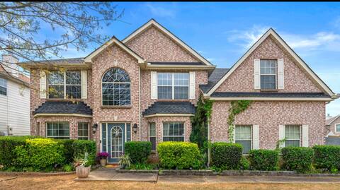 Luxury 4 Bedroom Oasis |20 mins from Mercedes Benz