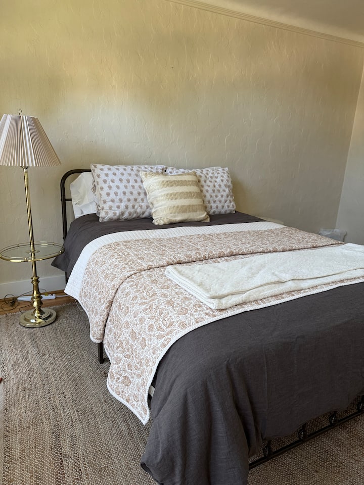 Ძირითად საძინებელში დიდი ზომის საწოლის გარშემო ნივთებისა და გადაადგილებისთვის საკმარისი სივრცეა.