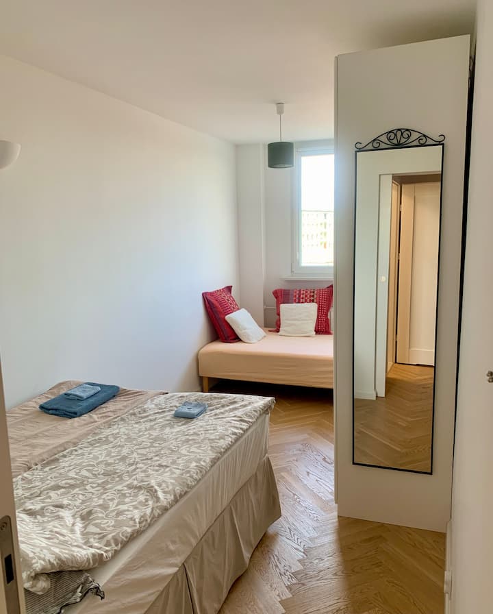 Apartmán je vybavený dvoma posteľami: manželskou posteľou a priestranným 120 cm jednolôžkom (menšia manželská posteľ, 3/4).