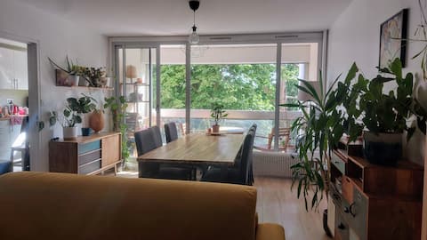 5-room 100 m² apartment, terrace loggia, park.