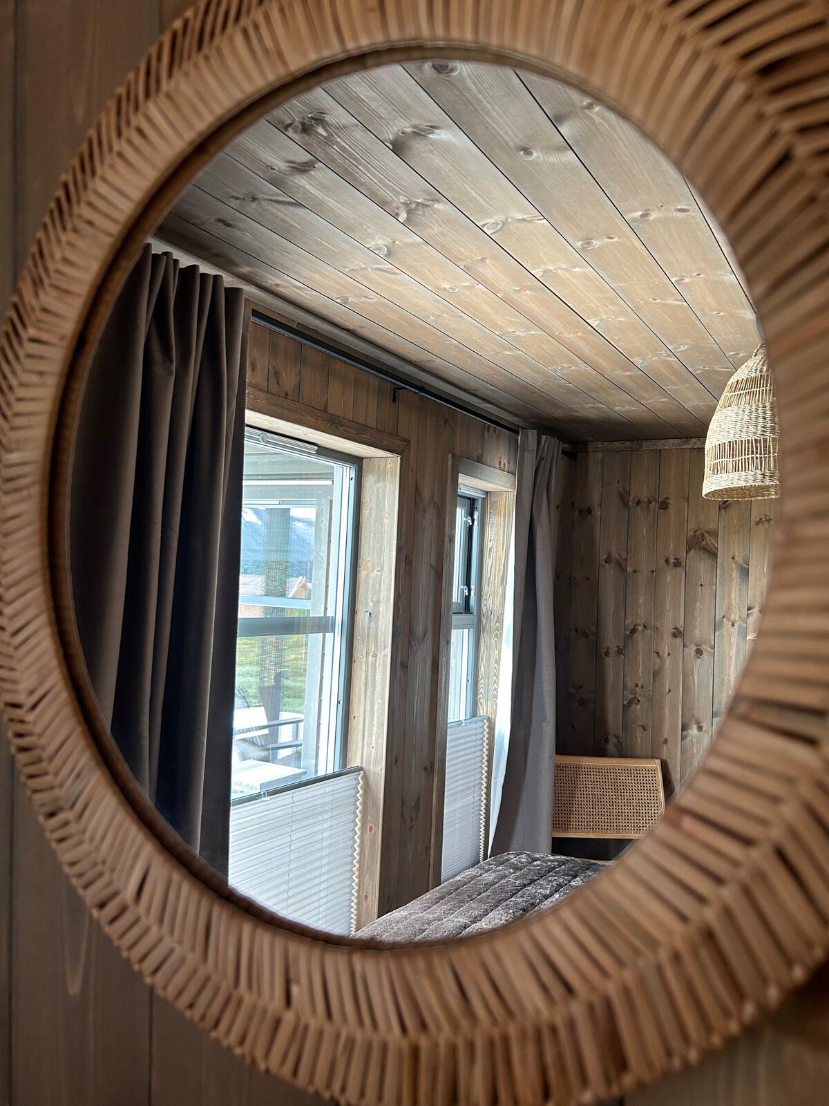 Hay espejo y armario disponibles.