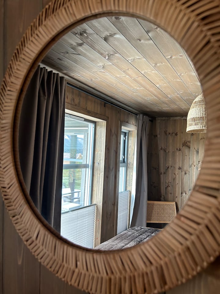 На разположение са огледало и гардероб.