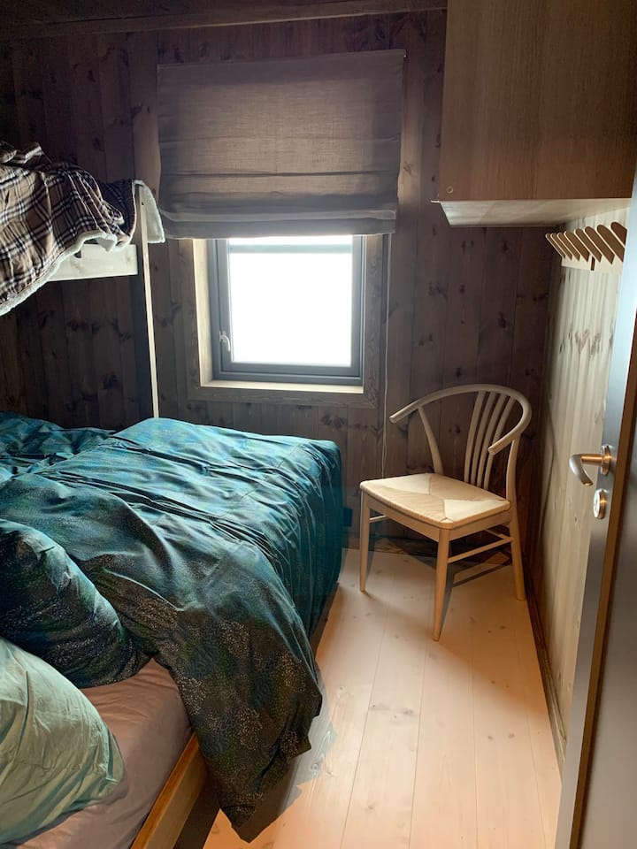 Всички легла са с добро качество с добри матраци, а двойните легла имат и хотелски възглавници.