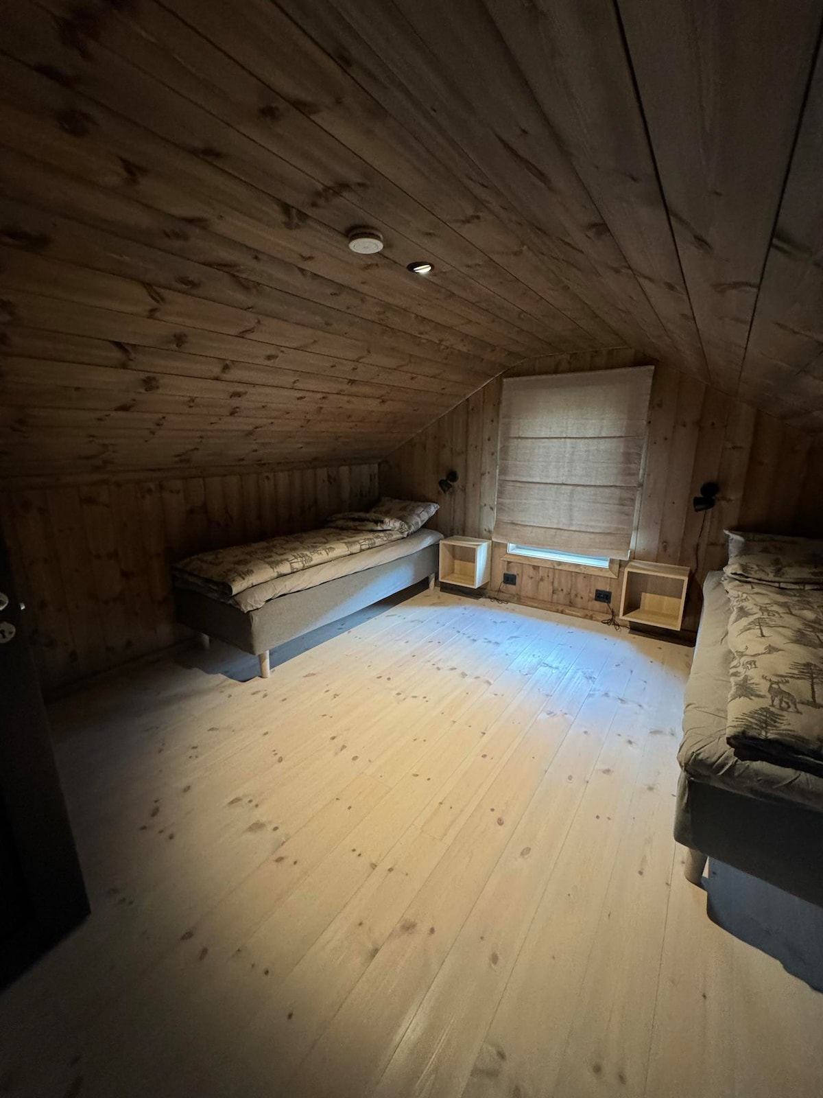 Habitación grande con buenas camas y espacio para camas supletorias.