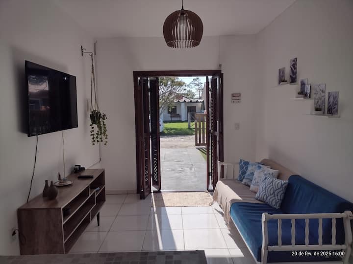 Sehemu inayofaa familia!
Sebule yenye starehe na mwanga na sofa inayofaa, Wi-Fi na mazingira salama. Mapambo mepesi yenye mwonekano wa pwani na mimea inayoleta hali ya upya. Mapumziko yaliyopangwa na yenye starehe ili kuunda kumbukumbu zisizosahaulika.