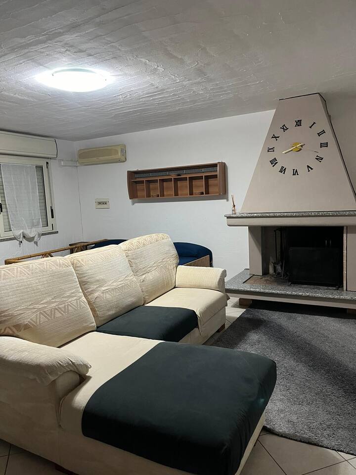 u dnevnom boravku nalazi se udoban kauč za gledanje televizije 