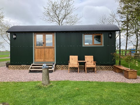 Top performing Airbnb: Shepherd’s hut Rosie's Retreat in Westmorland And Furness
