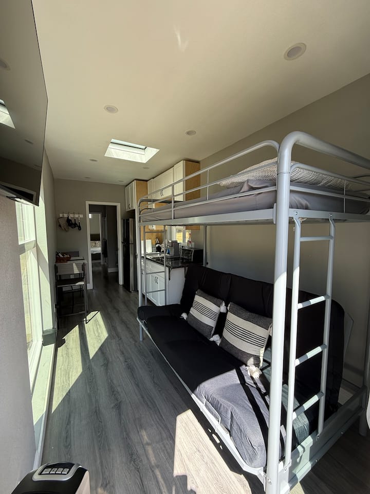 Cozy Container Home Stay With Pond Views– Sleeps 5 - Stockton, CA
