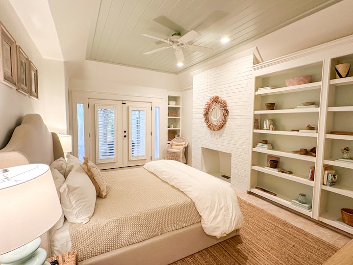 Room 3 - new queen memory foam cooling mattress, new 40” Roku smart TV, en suite bathroom with shower, direct access to pool / backyard, alarm clock with wireless phone charging, tiled floor with seagrass rug.