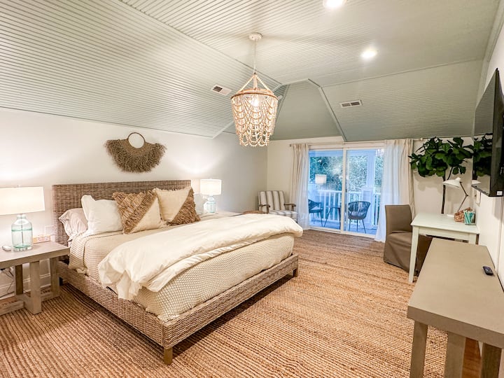 Room 5 - new king memory foam cooling mattress, new 50” Roku smart TV, dedicated work space, large walk in closet, new paint, and alarm clock with wireless charging.  En suite spa bathroom with dual shower heads, double vanity and separate tub.