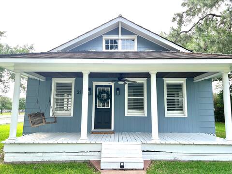 Cardinal Cottage:Charming 1930s Restored Farmhouse