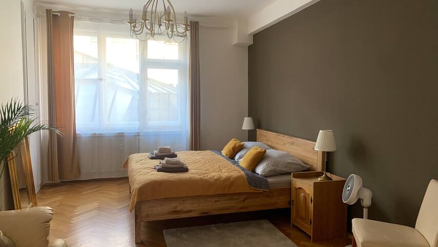 Anenska by Charles Bridge 3 gallery image 2