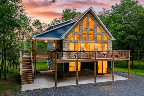 7BDR! • Walk to Lake • Hot Tub, Game Room, Deck