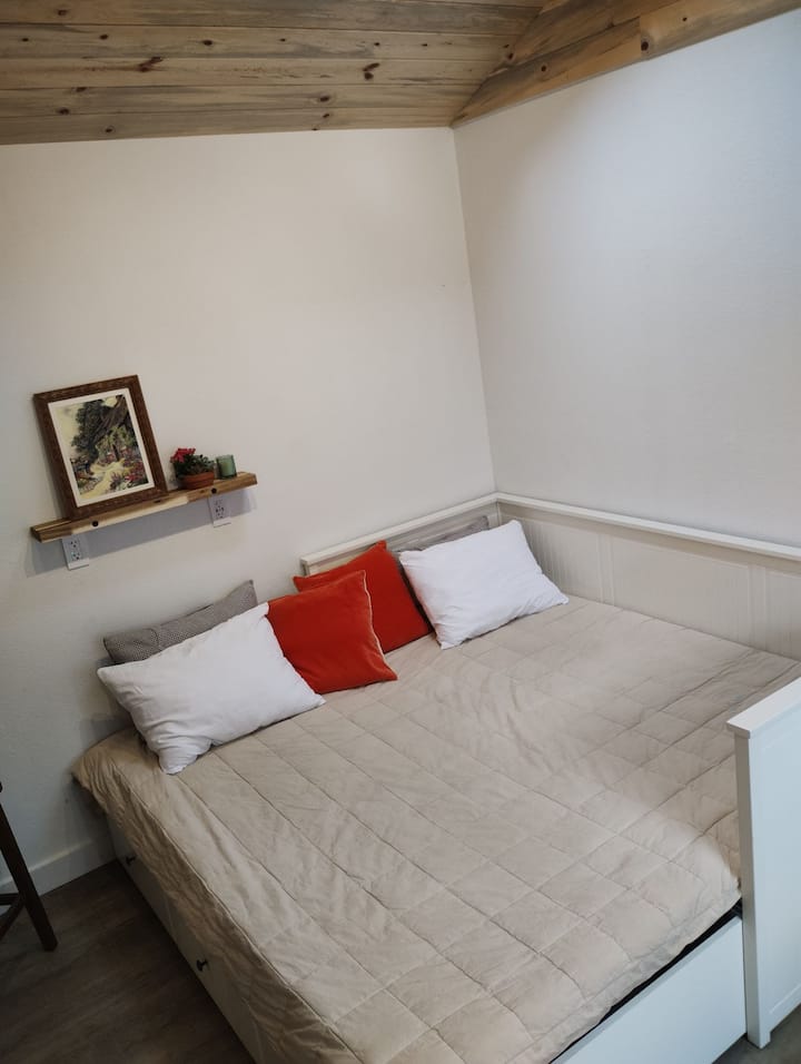 Საწოლი დაყენებულია დიდი ზომის კომპლექტში. 
Ჩამოსვლისას საწოლი დაყენდება ორადგილიანზე. Სურვილისამებრ, საწოლის დიდი ზომით გასრიალებას/გაშლასაც დაახლოებით 3 წუთში შეძლებთ. Ეს მოწყობა არის ორი ტყუპი ზომის მატრასი გვერდიგვერდ. მოწოდებულია დიდი ზეწრები. 
